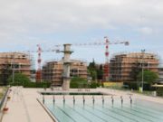 Sulla piscina un’onda demolitrice