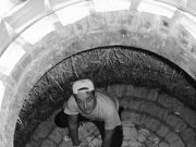 Una fossa sempre più profonda