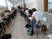 Sui banchi sventola la maturità