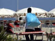 Gli abusivi, i vigili e i turisti