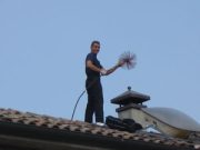 Spazzacamino sul tetto che scotta