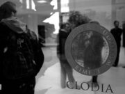 La laurea dietro casa è più attraente