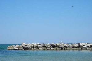 Chi ferma il mare mangia spiaggia?