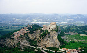 S.Leo, una bomboniera sulla roccia