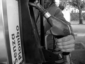 Quattro ruote e quel “caro” serbatoio