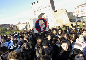 Giovani tutti casa ed eccessi