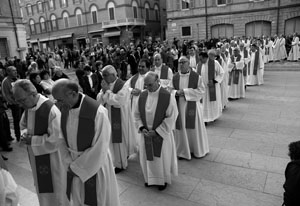“L’ambizione legittima per un sacerdote? Scomparire totalmente dietro a Gesù”