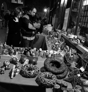 Alle bancarelle della solidarietà