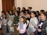 Piccole voci bianche cantano