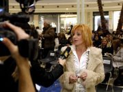 La scrittrice cassiera ‘batte’ storie