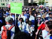 Un popolo alla beata festa di popolo