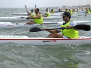Tutti in acqua a sfidarsi a colpi di pagaia e di vento