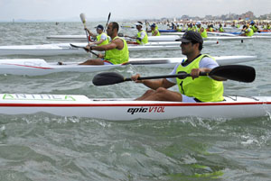 Tutti in acqua a sfidarsi a colpi di pagaia e di vento