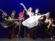 Signori della Corte in piedi, entra il teatro