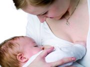 “L’allattamento al seno materno protegge il bimbo e la mamma”