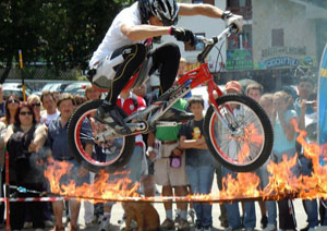 Sulla bicicletta tra rocce e fuoco stando Allegretti