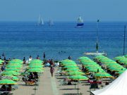 Prezzi congelati in spiaggia, la crisi più forte del “caro Iva”