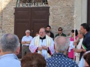 C’è chi viene e chi va. Ma la gara è nello stimarsi