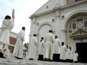 L’Introito. Ovvero, attenzione entra lo Sposo, il Signore