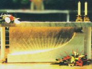 Il saluto e il bacio all’altare. Prima il mobile delle persone?