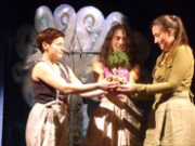 Il pubblico è bambino, ma lo spettacolo serale