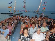 Alla sera sul mare con la barca a pregare