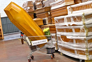 Per non piangere due volte: anche il funerale diventa... low cost