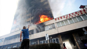 Sarajevo, la città martire brucia ancora