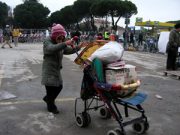 Quei poveri della porta accanto