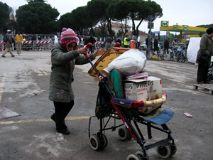 Quei poveri della porta accanto