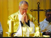 Le “mani giunte”, ovvero in Chiesa si entra anche con le mani