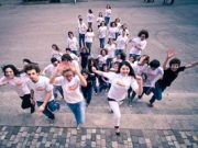 Un tuffo nel mare con gli adolescenti che leggono