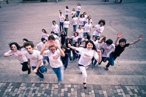 Un tuffo nel mare con gli adolescenti che leggono