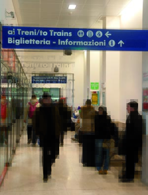 La paura corre sui binari. Ma solo di sera