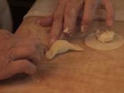 Come si fanno i cappelletti a casa vostra?