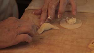 Come si fanno i cappelletti a casa vostra?