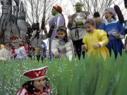 Carnevale, su la maschera. Comunità in festa