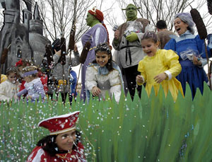 Carnevale, su la maschera. Comunità in festa