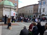 Come in mille piazze del mondo