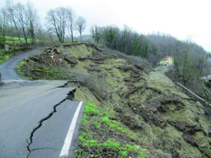 Sulle strade del dissesto. Vallata in ginocchio