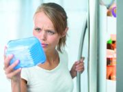 Cibi scaduti: ecco cosa fare