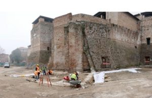 Piazza Malatesta di Rimini – La torre “sventola” sotto la Rocca. Ricostruirla?