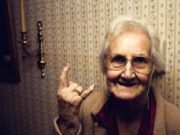 IL PENDOLARE – La non più giovane che non deve chiedere mai