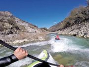 Tutti in acqua: c’è una canoa da spostare