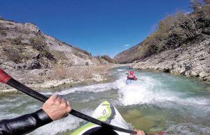 Tutti in acqua: c’è una canoa da spostare