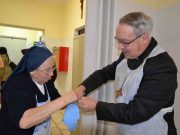 Il Vescovo oggi ha fatto servizio alla mensa della Caritas diocesana