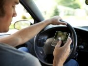 Cellulare alla guida: un sms per incidente