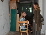 Dalla battigia scarpe che rigenerano vita