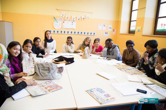 donne-migranti-in-aula-due