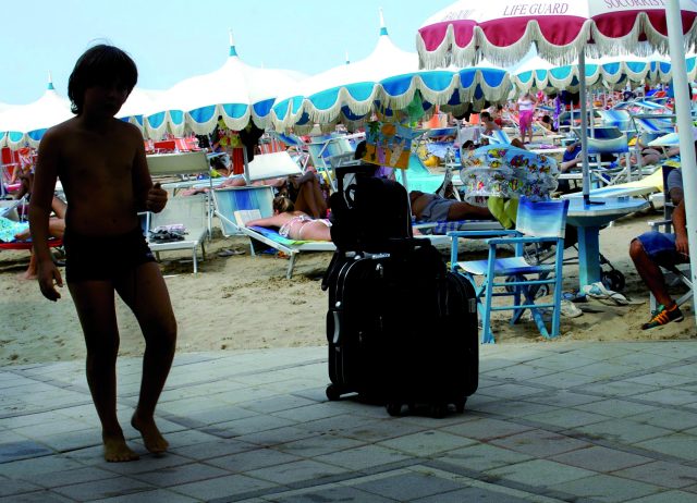 Rn,11/10/05: spiaggia, turisti, bagagli©Riccardo Gallini_GRPhoto